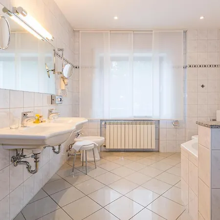 Lohmann's Kapeller Hof Hotel 3*